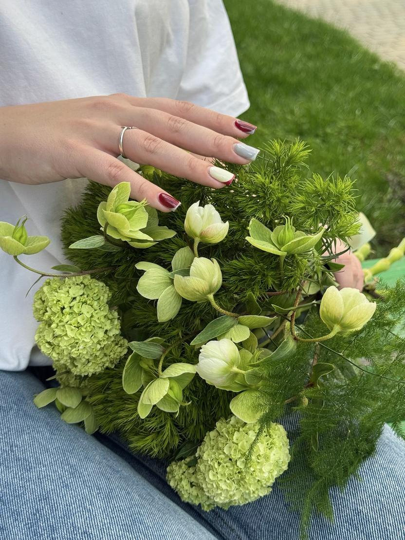 Квіти: Гвоздика мох, хелеборум, вібернум