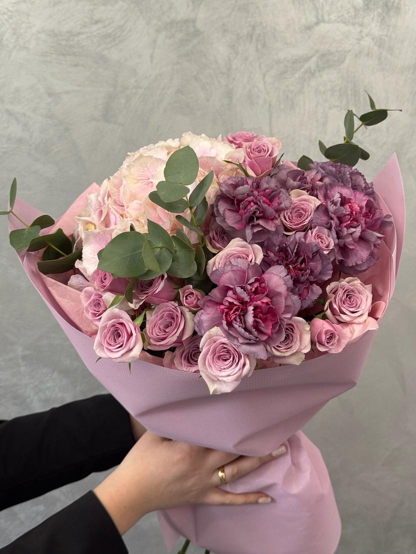 Квіти: Гортензія, діантус, кущова троянда