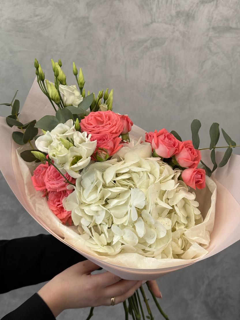 Квіти: Гортензія, кущова троянда, еустома