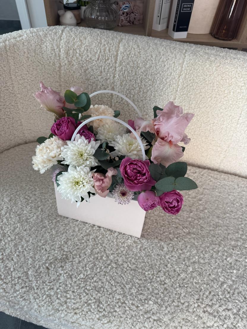 Квіти: Хризантема, кущова троянда, гвоздика, ірис