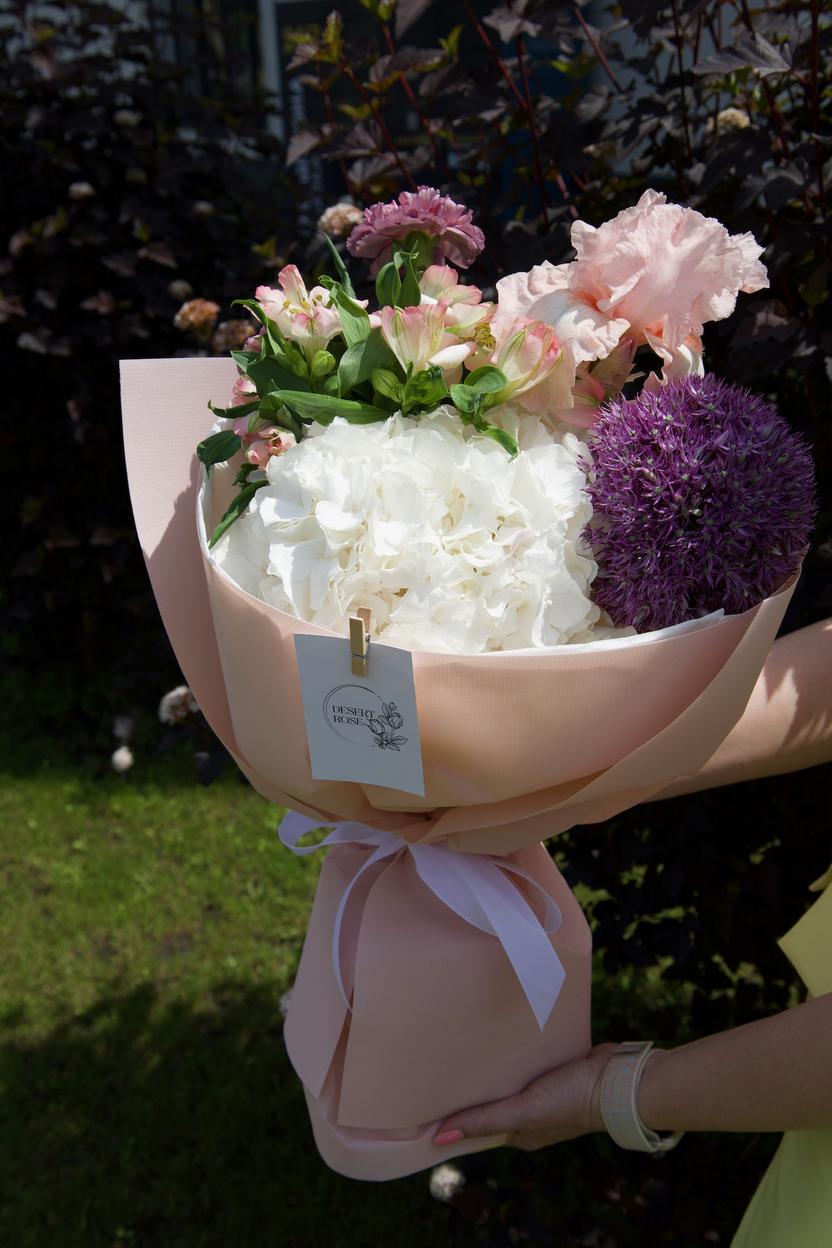 Квіти: Гортензія, аліум, альстромерія, ірис, гвоздика