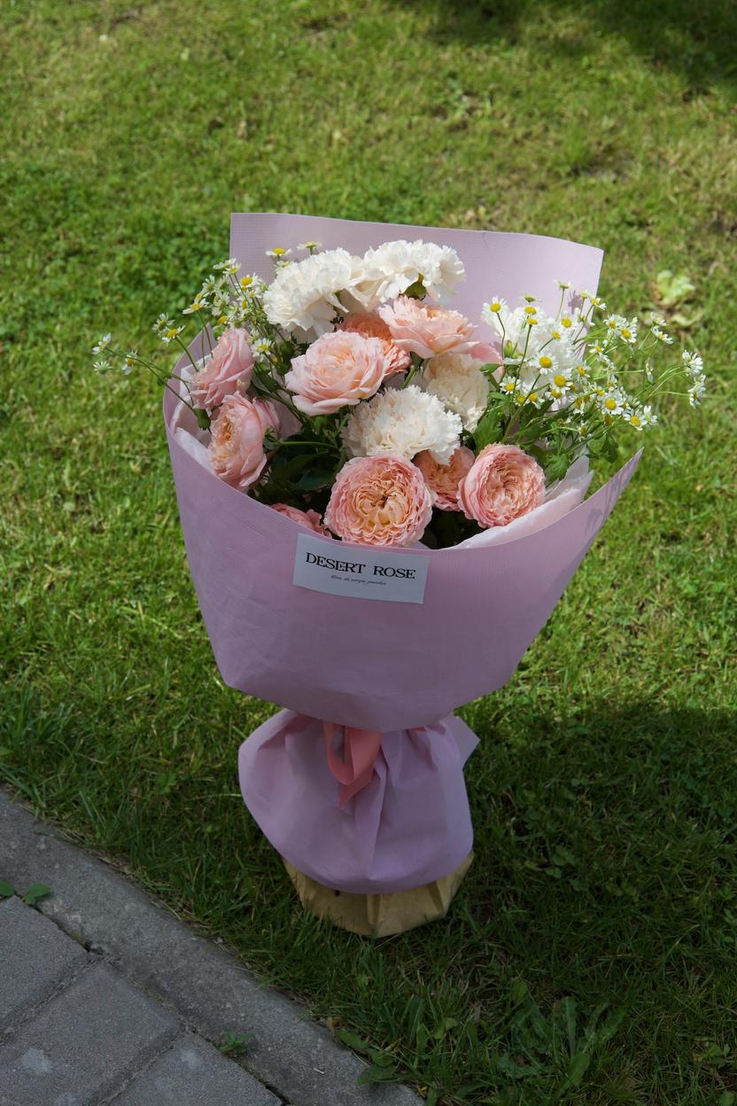 Квіти: Кущова троянда, гвоздика, танацетум