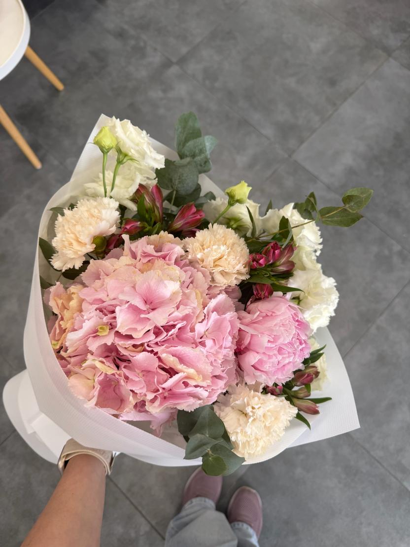 Квіти: Гортензія, півонія, альстромерія, еустома, діантуси
