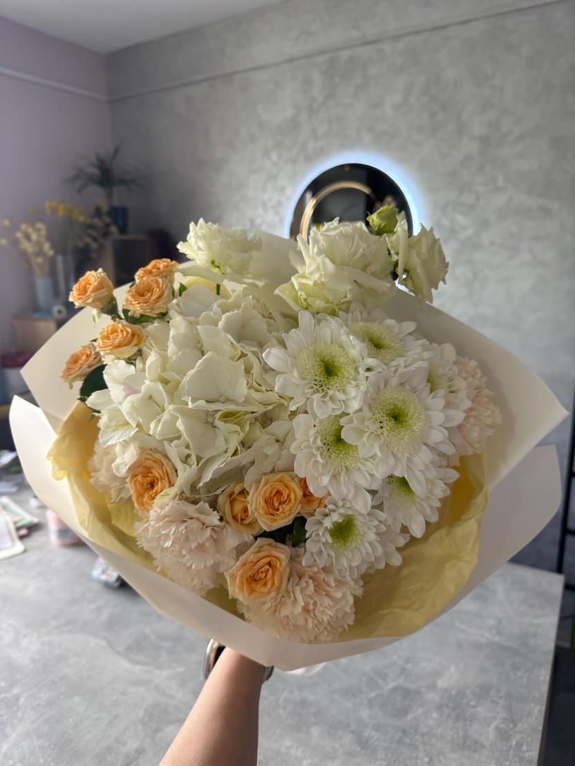 Квіти: Гортензія, кущова троянда, хризантема,еустома,гвоздика