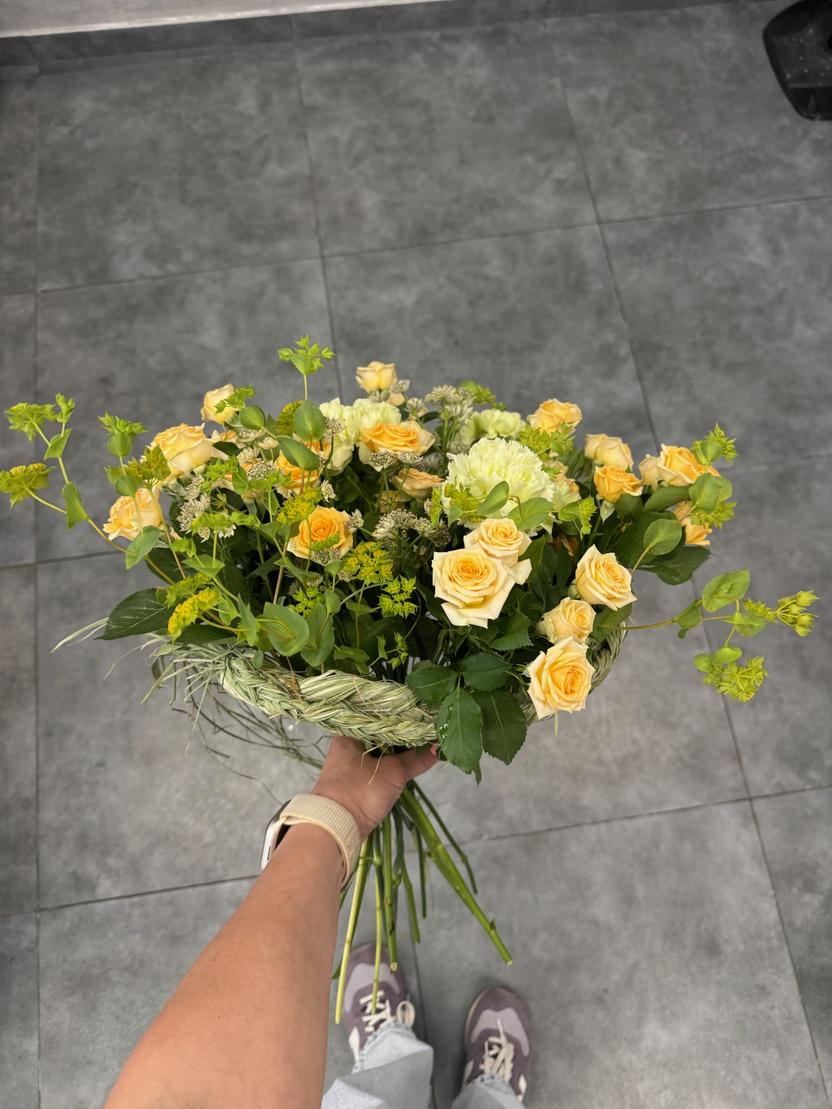 Квіти: Кущова троянда, діантус, астранція, буплерум, каркас з очерету