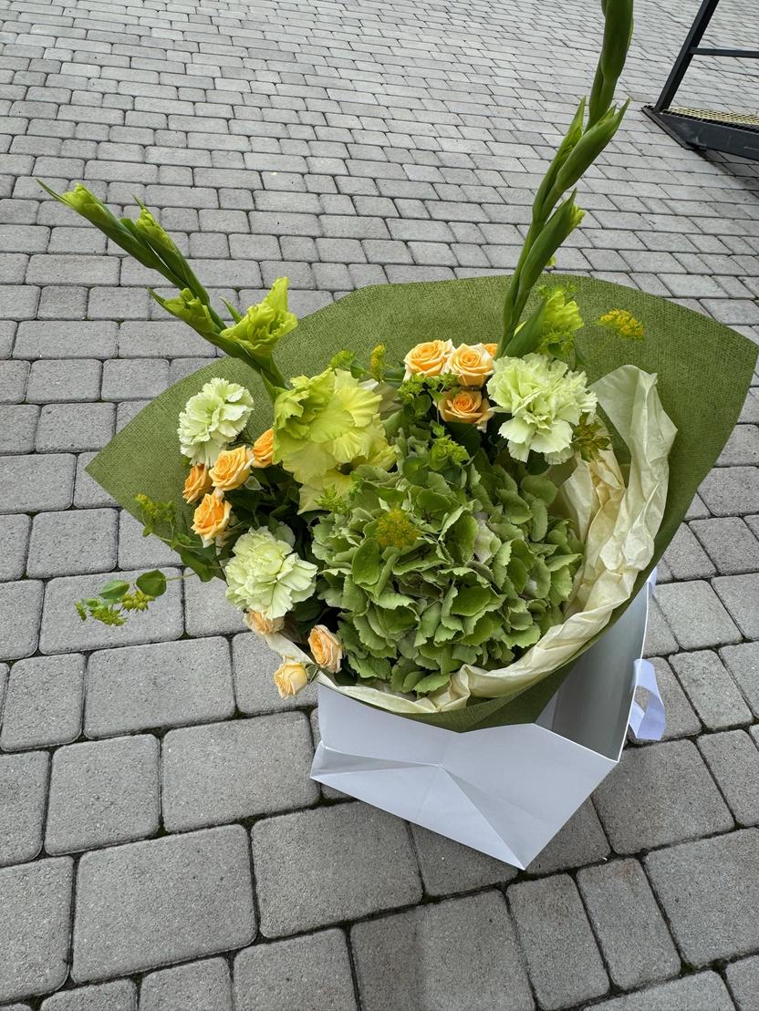 Квіти: Гортензія, гладіолус, гвоздика, кущова троянда