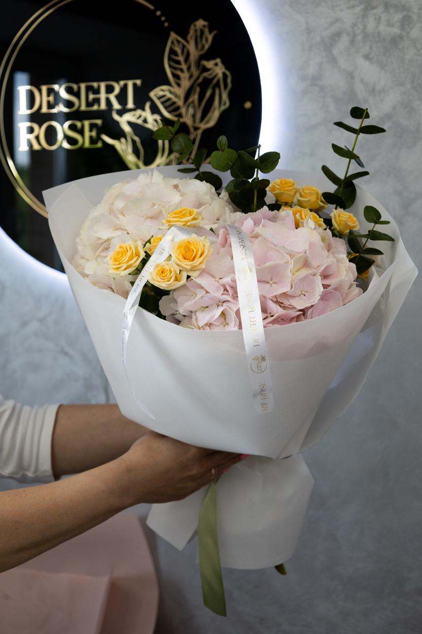 Квіти: Гортензія, кущова троянда, евкаліпт