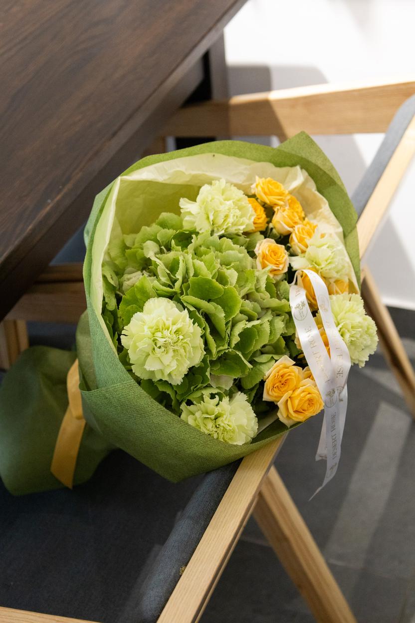 Квіти: Гортензія, діантуси, кущова троянда