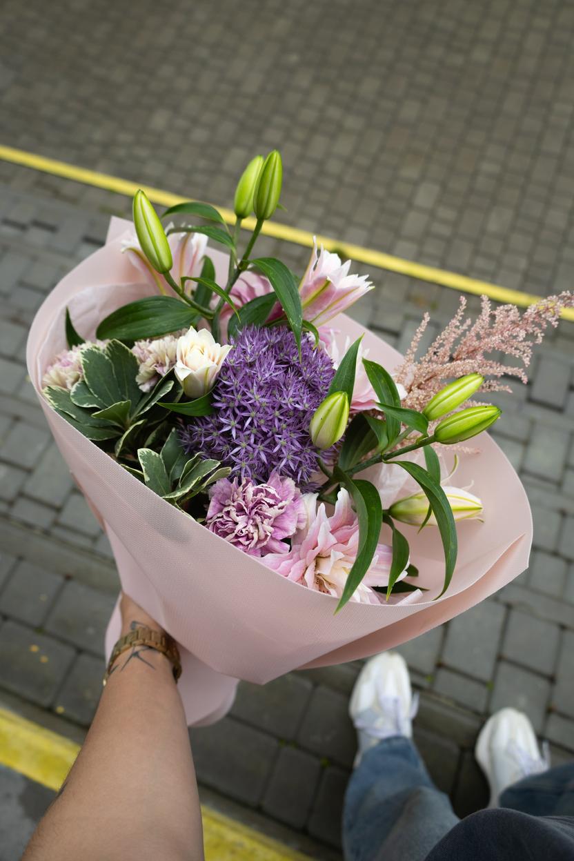 Квіти: Лілія, аліум, астільба, гвоздика, піттоспорум