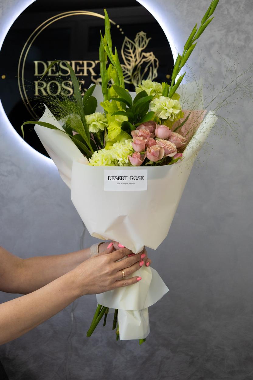 Квіти: Гладіолус, кущова троянда, діантус, панікум, рускус