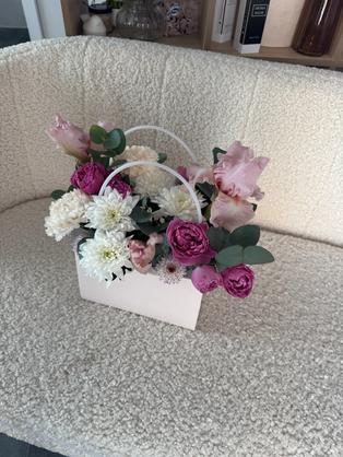 Квіти: Хризантема, кущова троянда, гвоздика, ірис