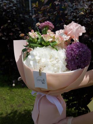 Квіти: Гортензія, аліум, альстромерія, ірис, гвоздика