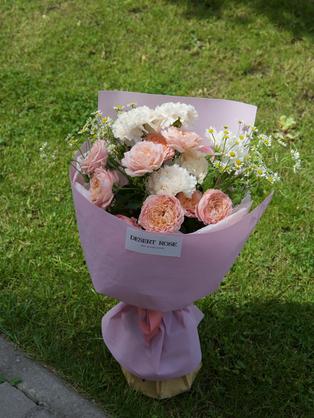 Квіти: Кущова троянда, гвоздика, танацетум