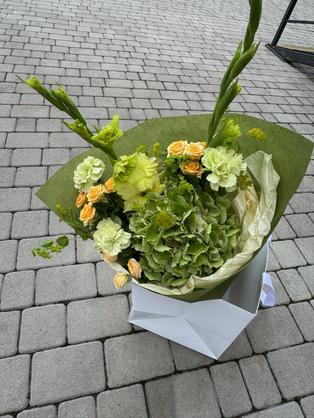 Квіти: Гортензія, гладіолус, гвоздика, кущова троянда