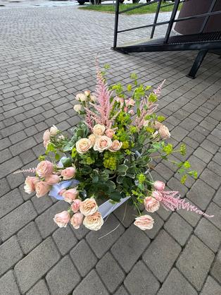 Квіти: Кущова троянда, астільба, піттоспорум, буплерум, каркас з очерету