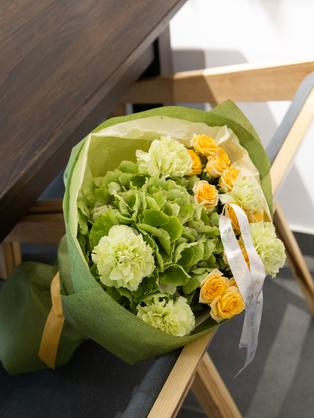 Квіти: Гортензія, діантуси, кущова троянда