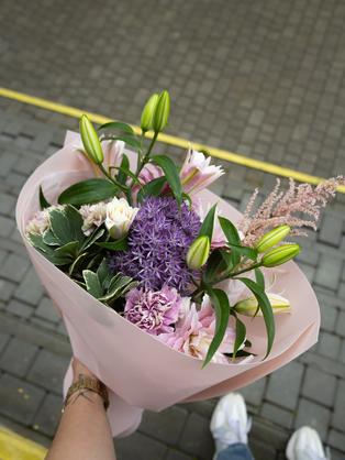 Квіти: Лілія, аліум, астільба, гвоздика, піттоспорум