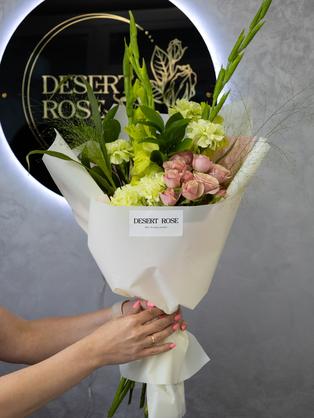 Квіти: Гладіолус, кущова троянда, діантус, панікум, рускус